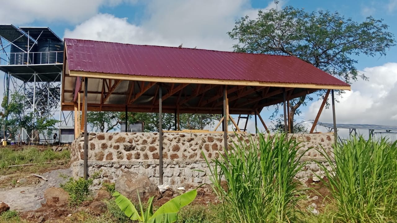 The first building of the Isineti Project, with its water tank, in Maasai land